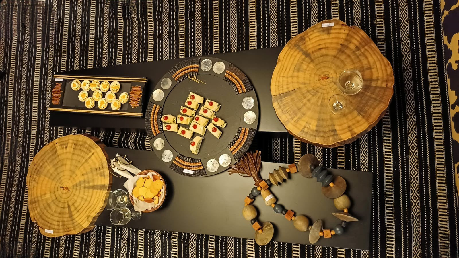 Mesa De Centro Laca Preta Com "Bolacha" em Madeira Maciça Linha Karla Bender