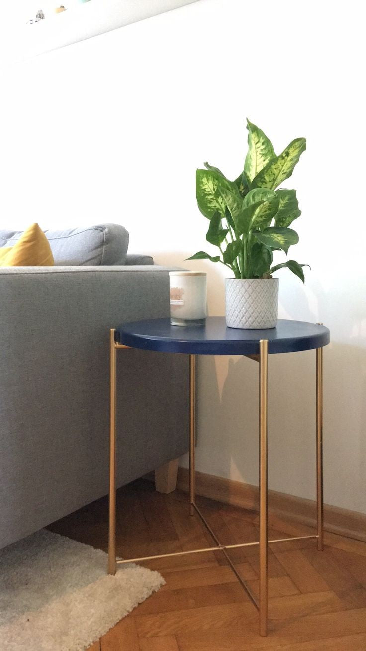 Mesa Lateral Redonda Em Laca Azul e Pé Metálico Dourado