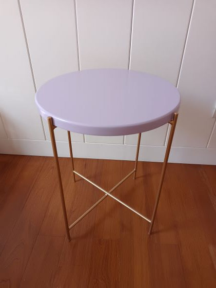 Mesa Lateral Redonda Em Laca Rosa e Pé Metálico Dourado