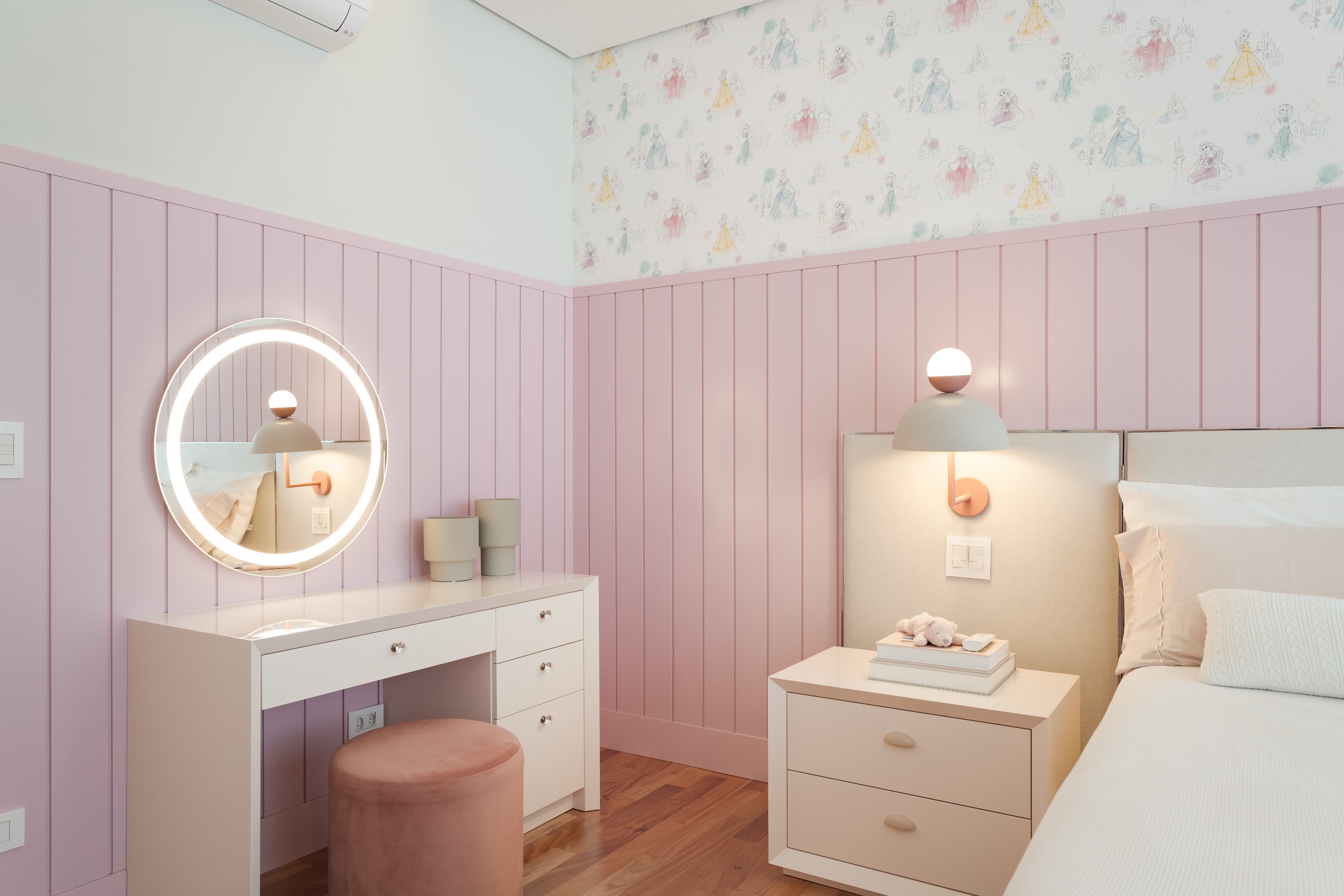 Penteadeira Em Laca Rosa Com Gaveteiro e Detalhe Chanfrado