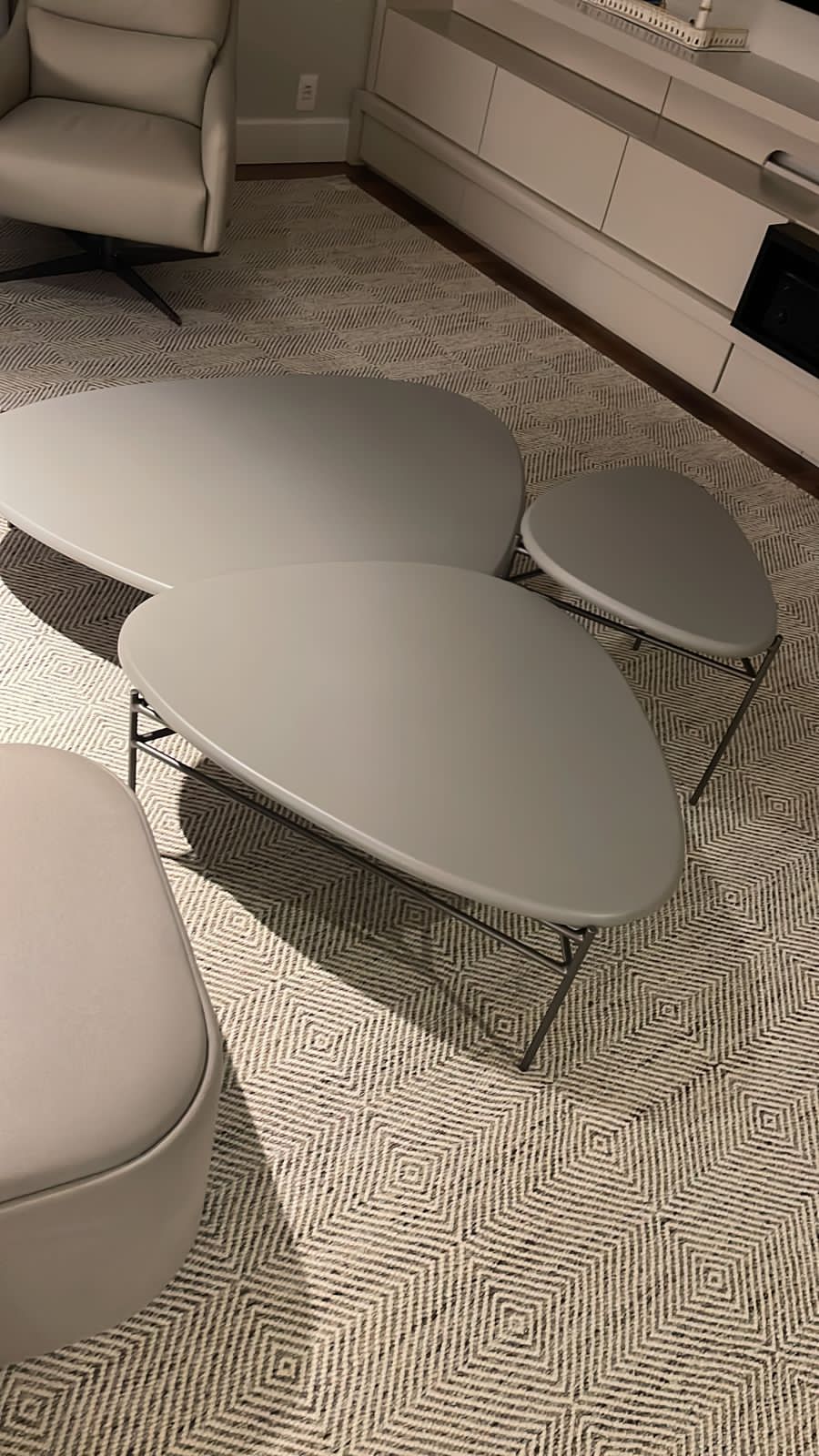 Mesa Centro Conjunto 3 Folhas Cinza e Pé Metálico