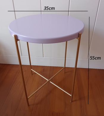 Mesa Lateral Redonda Em Laca Rosa e Pé Metálico Dourado