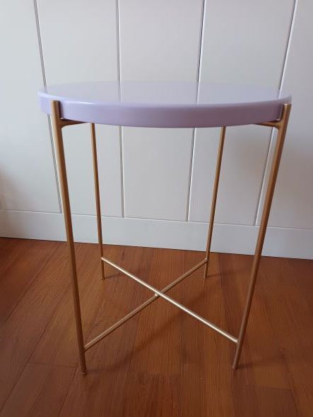 Mesa Lateral Redonda Em Laca Rosa e Pé Metálico Dourado