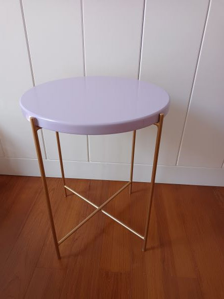 Mesa Lateral Redonda Em Laca Rosa e Pé Metálico Dourado
